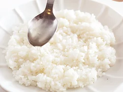 器に広げたご飯に、すし酢を直接回しかける。食べるときに、具とともに混ぜ合わせてなじませる