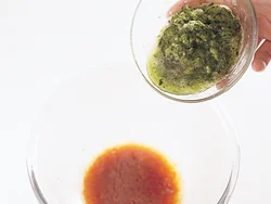 すりおろしたきゅうりは、出てきた水分ごと加える。梅干しの酸味と合わせ、さっぱりとしたたれに