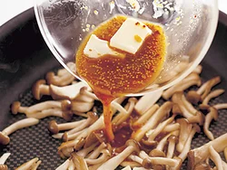 バターは炒めるのに使うと焦げやすいが、ほかの調味料と一緒に煮からめれば、風味よく仕上がる