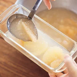 少しとろみがついてから型に入れると、果肉が沈まず、均等に並べることができる。