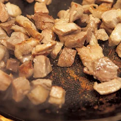 豚肉は大きめに切ったら、フライパンで焼きつける。こうすることで、肉のうまみを中に閉じ込め、長時間煮ても肉感が残る。
