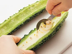 苦みが気になる人は白い部分をさらにこそげ取る