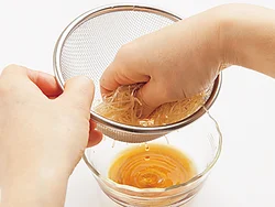 はるさめはざるに上げて汁けをきり、さらに手で絞る。汁けがしみ出さず、皮がパリッと焼き上がる