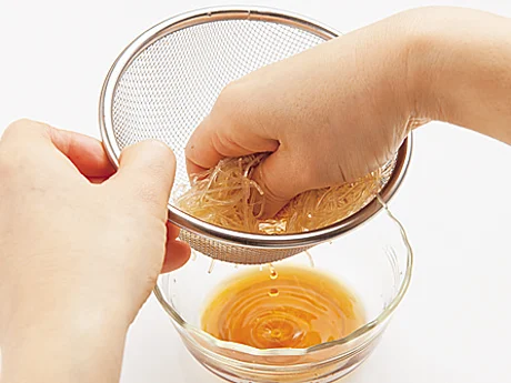 はるさめはざるに上げて汁けをきり、さらに手で絞る。汁けがしみ出さず、皮がパリッと焼き上がる