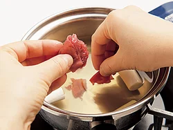 だし汁に梅干しをちぎって加え、種も入れて煮ると、梅干しの味がよく引き出される