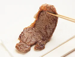 焼いた肉をすぐに切ると、うまみが肉汁とともに流れてしまうので、少し休ませて落ち着かせる