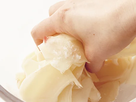 塩もみすることで、新しょうがのえぐみが取れ、水分も出て漬け汁の味が入りやすくなる。