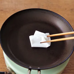 パンケーキは1枚ずつ焼くとムラなく焼ける。焼く前にはそのつど、ペーパータオルでサラダ油を薄くのばし、フライパンをしっかり熱して。