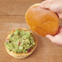 アボカドディップの水分がしみないように、パンケーキのディップに触れる面にはオリーブ油をぬってサンドするとよい。