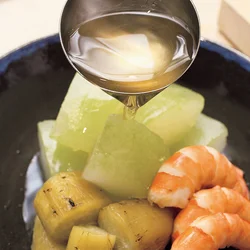 いちばんうす味の煮汁を張る