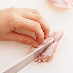 手羽中は骨に沿って切り込みを入れると、漬けだれがよくしみる。また食べるときに身がはずれやすくなり食べやすい。