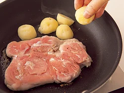 とり肉から出た脂でじゃがいもを焼くと、うまみがプラスされ、調理時間も短縮できる