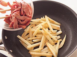 じゃがいもに焼き色がつき、中まで火が通ったところで牛肉を加えて炒め合わせる