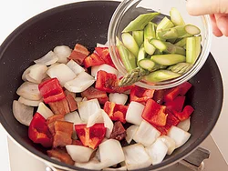 野菜を火の通りにくいものから順に加えていき、炒め合わせる