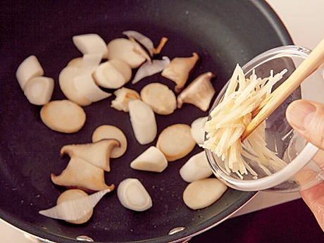 しょうがのせん切りはほかの野菜と軽く炒め合わせ、香りを引き立ててから煮込む