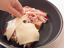 厚揚げの上に具をのせたら、スライスチーズをおおうようにのせ、蒸し焼きにして火を通す