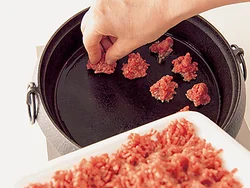 ひき肉はトレイのまましょうゆをかけてざっと混ぜ、指先でつまんで鍋に入れるから時間短縮に