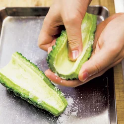 ゴーヤーは内側にしっかりと塩をまぶし、すりこむ。少し透明感が出て、やわらかくなるくらいが目安。苦みが抜け、程よい食感が残る。