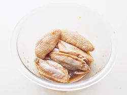 手羽中に下味をつける