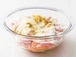 材料をボウルに入れる
