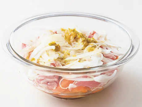 材料をボウルに入れる