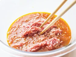 肉と合わせ調味料を混ぜる