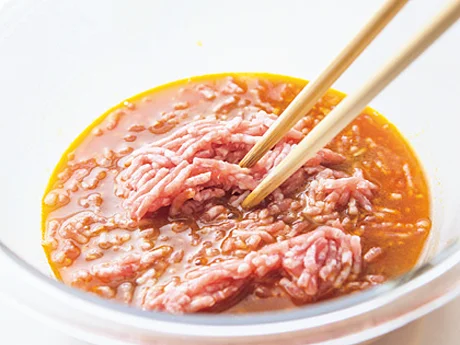 肉と合わせ調味料を混ぜる