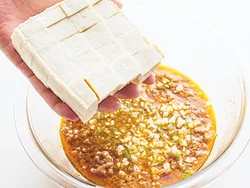 豆腐とねぎを加え、とろみをつける