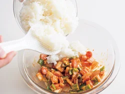 ケチャップライスの材料を加熱する