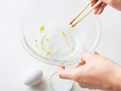 オムレツの材料を加熱する