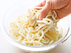 うどんを加熱し、ソースとあえる