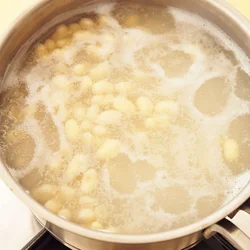 大豆をゆでる