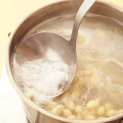 大豆をゆでるとアクが出るので、玉じゃくしですくって取る。大豆が水から出ないくらいの水位を保ち、水が減ったら足すようにして。