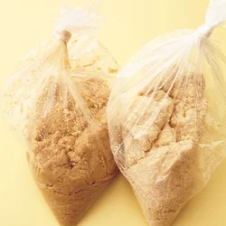 作りたて(右)と1カ月後(左)のもの。発酵が進み、少しずつ色が濃くなっていく。