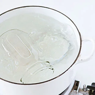 【保存瓶について】
シロップを入れる保存瓶は煮沸消毒して使ってください。鍋にふたと瓶を入れ、かぶるくらいの水を注ぎ、火にかけます。沸騰してから約5分そのまま加熱し、取り出して湯をきります。瓶は口を上にして置き、ふたとともに、水分が蒸発してなくなり、完全にさめるまでそのままおいてから使って。
※冷蔵で約半年間保存可能。