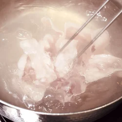 豚肉は80〜90℃の湯にくぐらせる