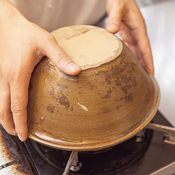 みそなどをすってから、すり鉢の底がコンロの火に当たるようにしてさっとあぶる。すり鉢がない場合は、木べらなどに押しつけて火であぶるようにしても。