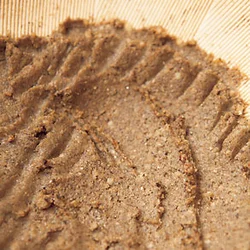 あぶるときは、ところどころに焼き色がつくくらいが目安。すり鉢が熱くならない程度に、さっとあぶるくらいでOK。みそが落ちないよう、すり鉢の内側に伸ばして押しつけて。