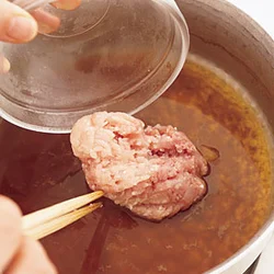 かぼちゃ、オクラを取り出して残った煮汁に、ひき肉を加え、そのままそぼろあんを作る。
