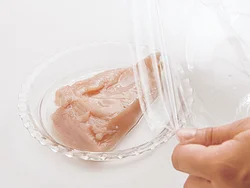 とり肉をジューシーに蒸し上げるには、肉の大きさに合った耐熱皿を用意するとよい。