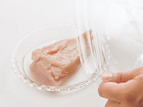とり肉をジューシーに蒸し上げるには、肉の大きさに合った耐熱皿を用意するとよい。