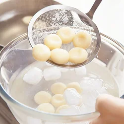 ゆで上がった豆腐白玉は網じゃくしですくって湯をきり、氷水に入れて。しっかり冷やしたあとは、水をよくきってから盛りつけて。