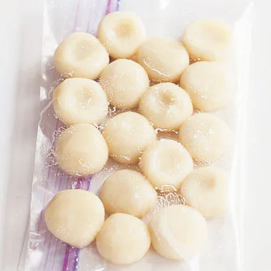 豆腐白玉はできたてがおいしいけれど、もし残ってしまったら冷凍保存して。冷凍用保存袋に豆腐白玉を、なるべくくっつかないように平らにして入れ、冷凍庫へ。2〜3週間は保存可能。食べるときは冷蔵庫に移して自然解凍してから。