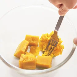 かぼちゃは熱いうちにフォークの背でよく潰して。