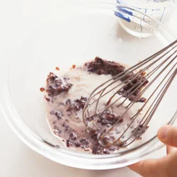 粒あんは固まっているので、豆乳を少しずつ加えて溶いて。