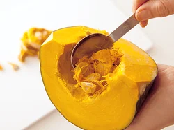 スプーンを使うと、手早くきれいに取り除くことができる