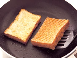 厚揚げは厚みを半分に切り、切り口、表面ともにこんがりとこうばしく焼き色をつける