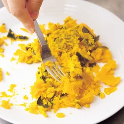 電子レンジで加熱したかぼちゃはフォークの背で粗く潰す。あまり細かくしないで、少し形が残っているくらいが食感のアクセントにもなってよい。
