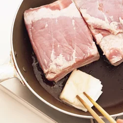 豚肉は脂を拭き取りながら焼く。ここで余分な脂をしっかりと除くことが、脂っぽくなり過ぎないポイント。