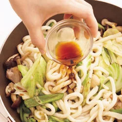 うどんを加えて炒め合わせたあと、最後に合わせ調味料を加える。こうすると、黒酢の酸味をほどよく残すことができる。